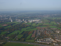 849870 Luchtfoto van Rhijnauwen en omgeving, met op de voorgrond de A12 en rechts een deel van het dorp Bunnik. Op de ...